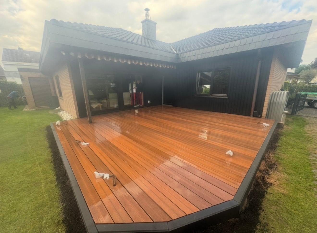 Holzterrasse aus Hartholz an einem Wohnhaus