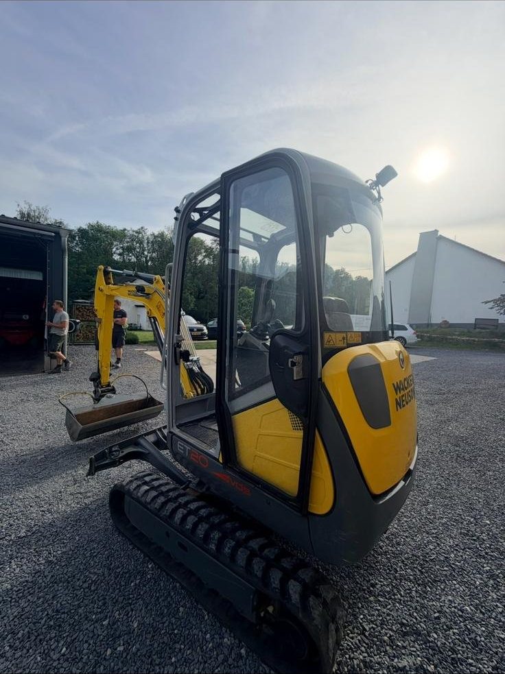 Minibagger im Einsatz bei Erd- und Tiefbauarbeiten